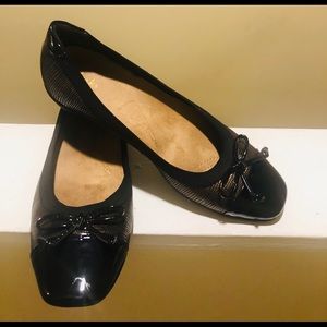 Carl’s Black Patent/Brown Bow In Front Flats